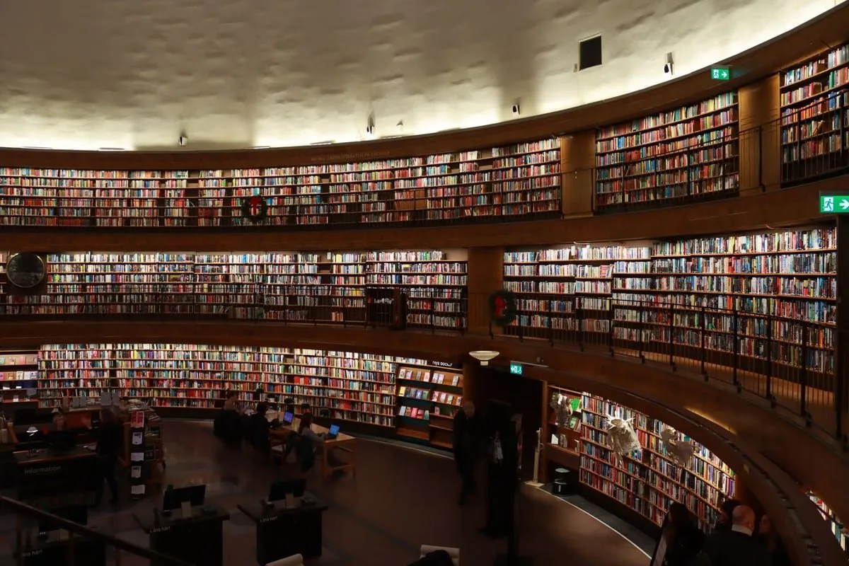 Estante de livros organizada em uma biblioteca, representando o trabalho lembrado no Dia do Bibliotecário