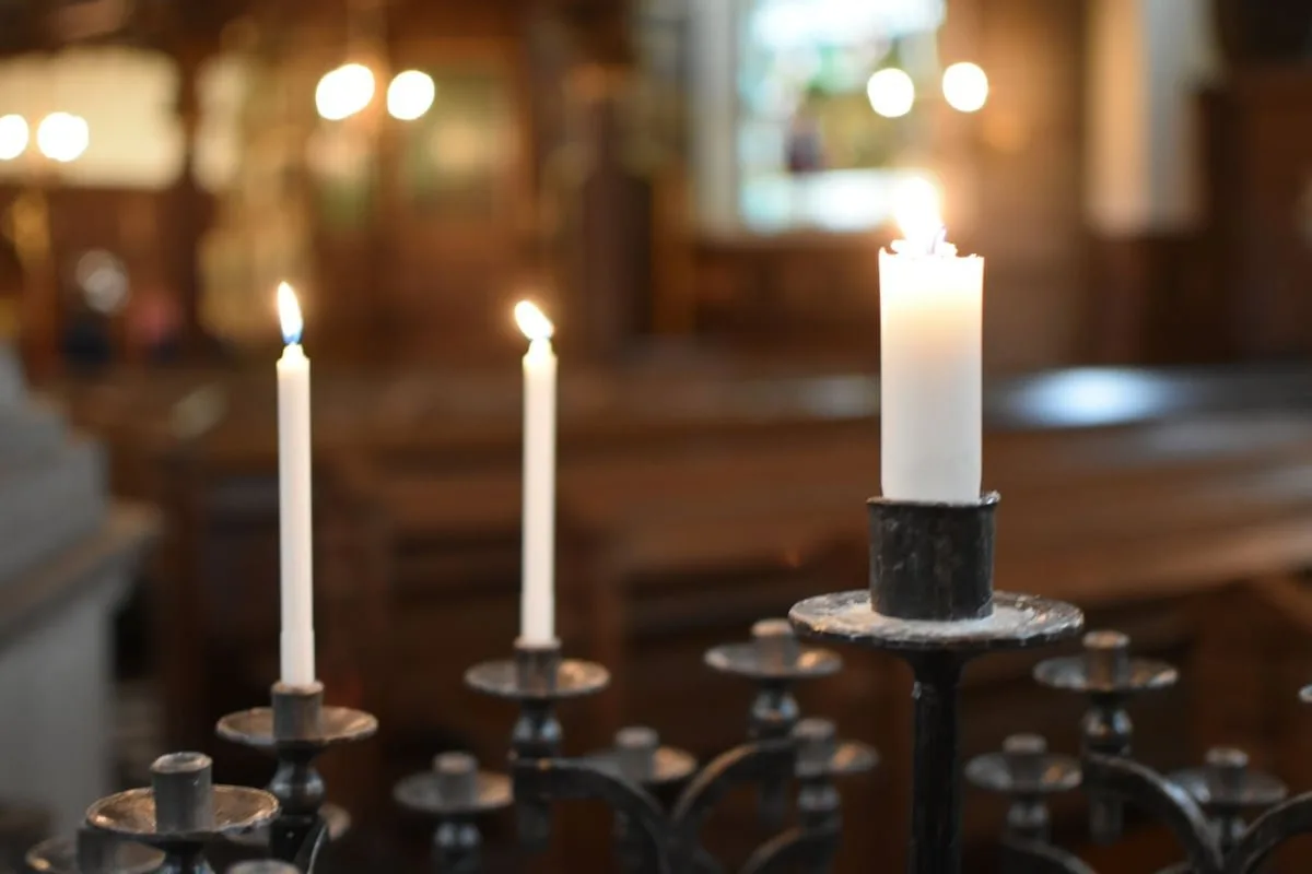 vela acesa sobre altar em igreja católica