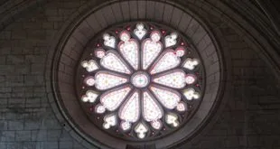Vitral de igreja católica em referência ao Dia do primeiro mártir cristão, 26 de dezembro