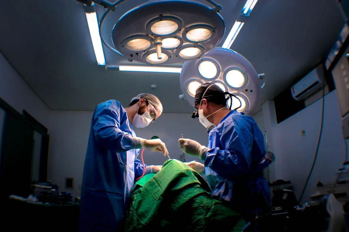 Equipe de cirurgiões trabalhando em centro cirúrgico de hospital