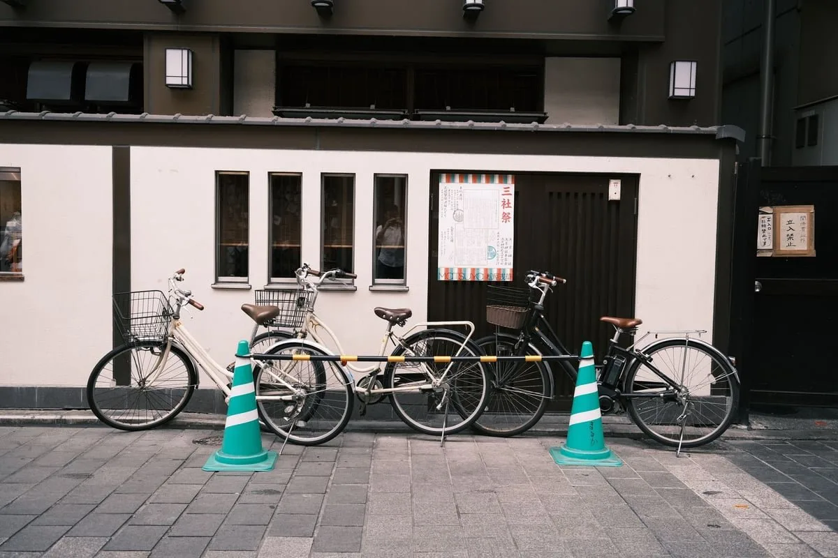 Bicicleta estacionada em via urbana durante o dia, simbolizando mobilidade sustentável