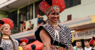 Elementos da cultura afro-brasileira e uma bandeira do Brasil, em referência ao feriado de 20 de novembro