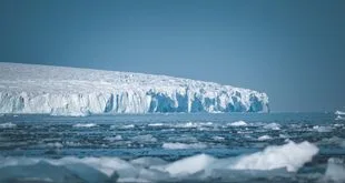 Módulos de base científica isolada em paisagem gelada e montanhosa