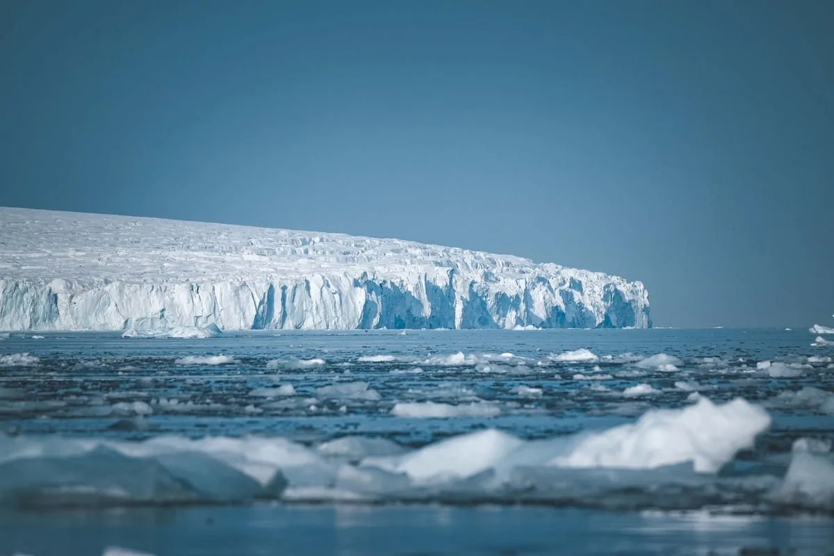 Módulos de base científica isolada em paisagem gelada e montanhosa