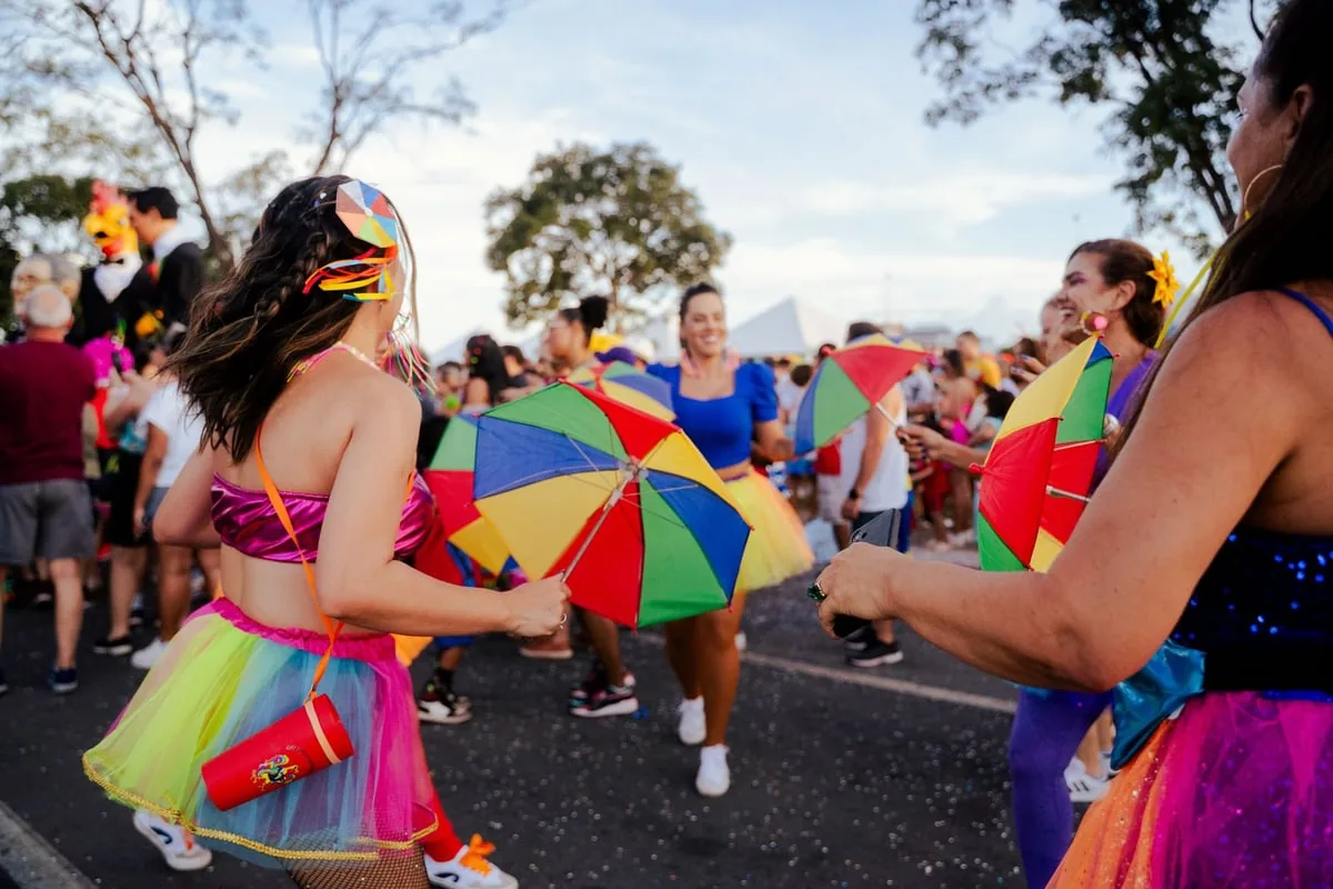 Casal dança forró de sanfona em festa junina ao ar livre