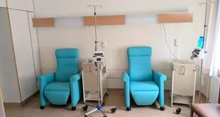 Estetoscópio sobre mesa de consultório em referência ao trabalho do cardiologista