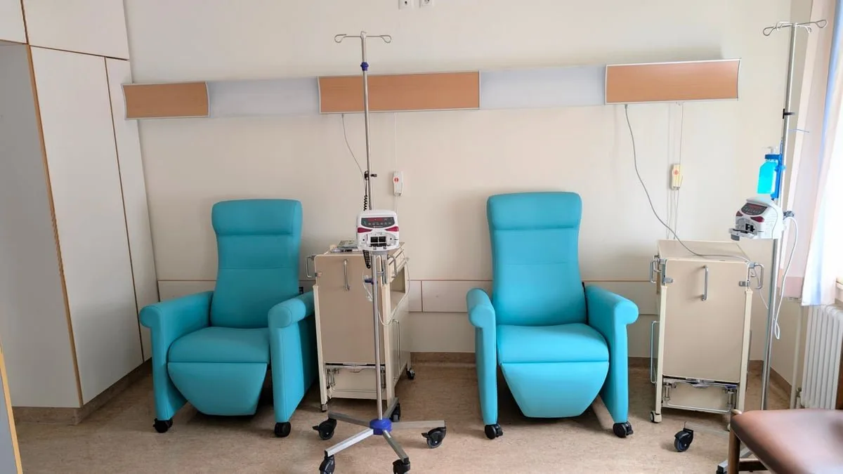 Estetoscópio sobre mesa de consultório em referência ao trabalho do cardiologista