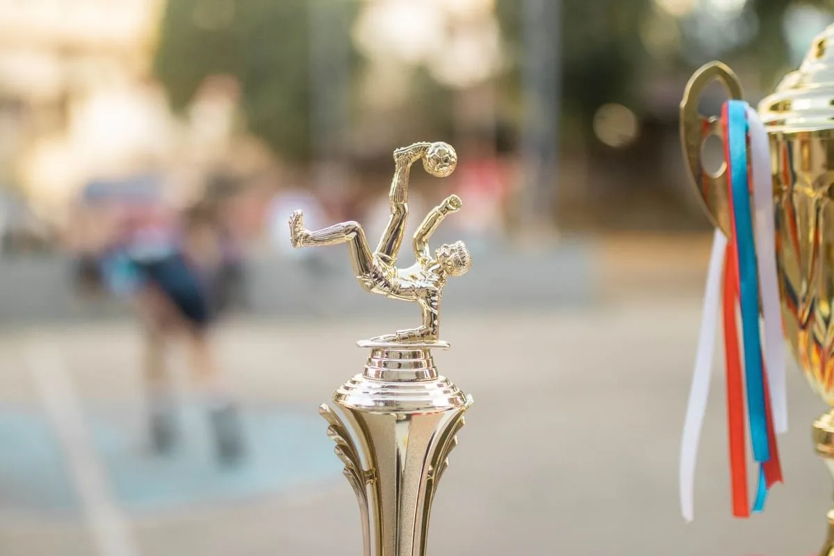 Taça de futebol antiga sobre mesa em referência ao roubo de um troféu esportivo em 1983