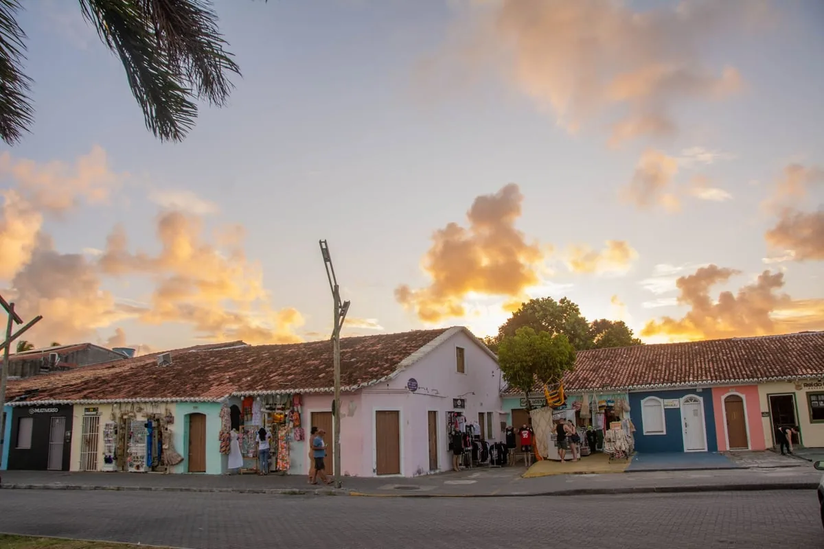 vista de casario histórico colorido à beira-mar em cidade colonial