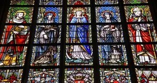 Vitral de igreja com figuras de anjos, referência ao Dia dos Santos Anjos da Guarda
