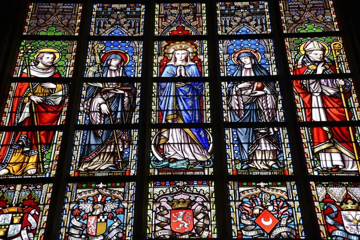 Vitral de igreja com figuras de anjos, referência ao Dia dos Santos Anjos da Guarda