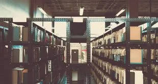 Pilha de livros didáticos sobre mesa escolar no Dia Nacional do Livro Didático