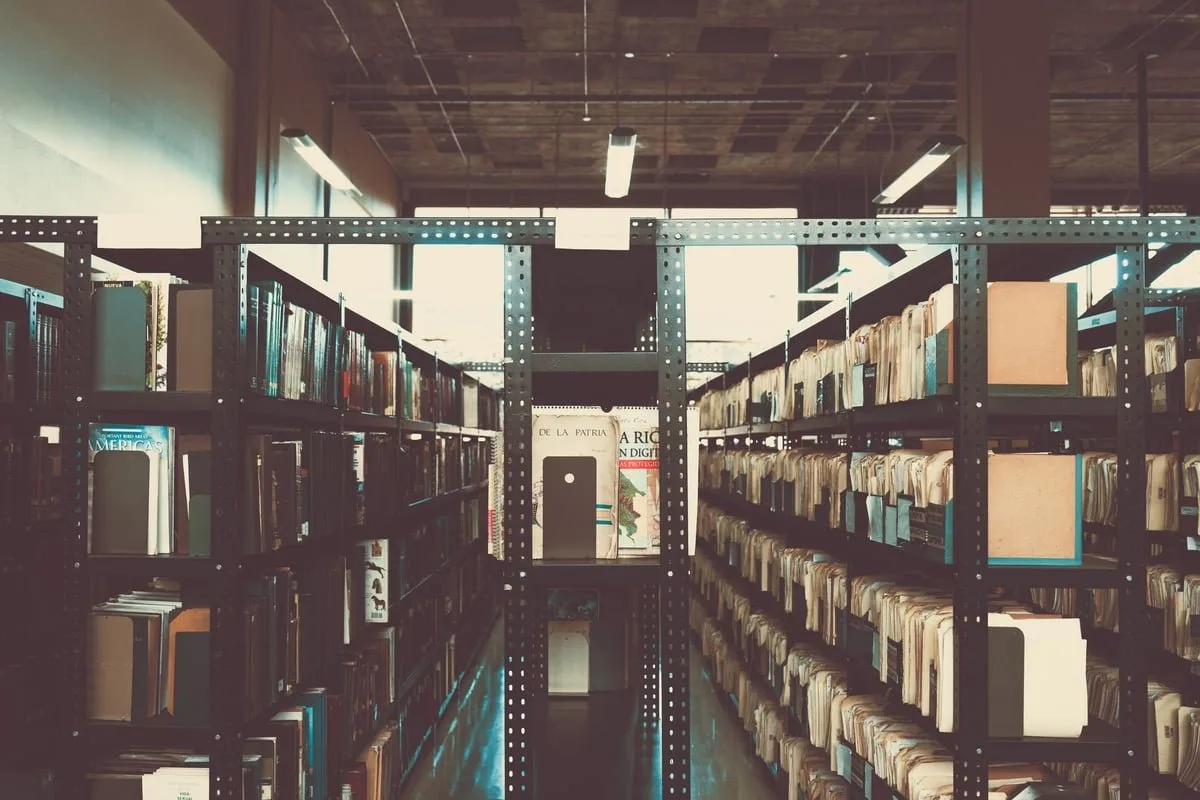 Pilha de livros didáticos sobre mesa escolar no Dia Nacional do Livro Didático