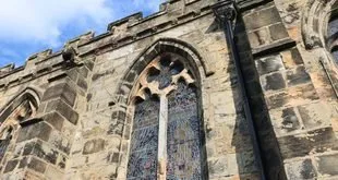 vitral de igreja com imagem de apóstolo evangelista