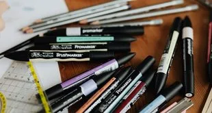 Instrumentos de desenho técnico e régua sobre planta de engenharia