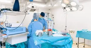 Profissional de saúde conversando com paciente em consultório sobre saúde da mulher