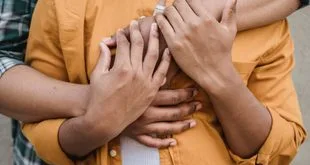 Foto antiga em preto e branco segurada nas mãos em referência ao Dia da Saudade