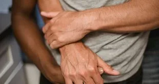 Ilustração de mãos formando um símbolo de proteção em campanha contra a mutilação genital feminina