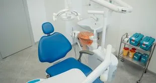 Profissional de saúde analisando exame de sangue em laboratório