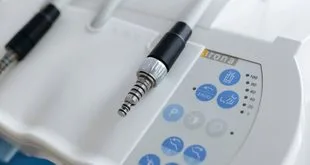 Profissional de saúde com máscara em laboratório, representando preparação para epidemias no calendário internacional