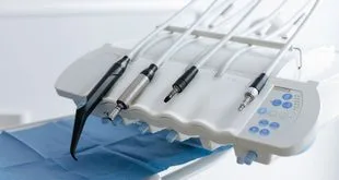 Profissional de saúde segurando recém-nascido em maternidade logo após o parto