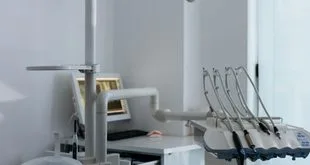 Fonoaudióloga realizando teste auditivo em bebê recém-nascido no hospital