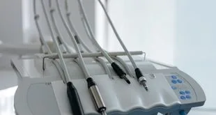 mãos de profissional de saúde segurando a mão de paciente em leito hospitalar