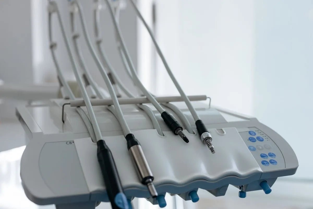 mãos de profissional de saúde segurando a mão de paciente em leito hospitalar