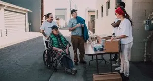 Grupo de voluntários reunido para ação comunitária em cidade do interior