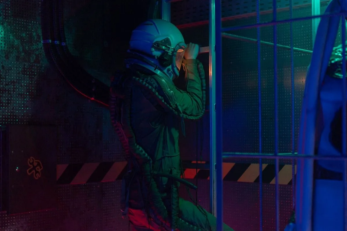 Traje espacial exposto em referência ao Dia do Astronauta e à Missão Centenário brasileira
