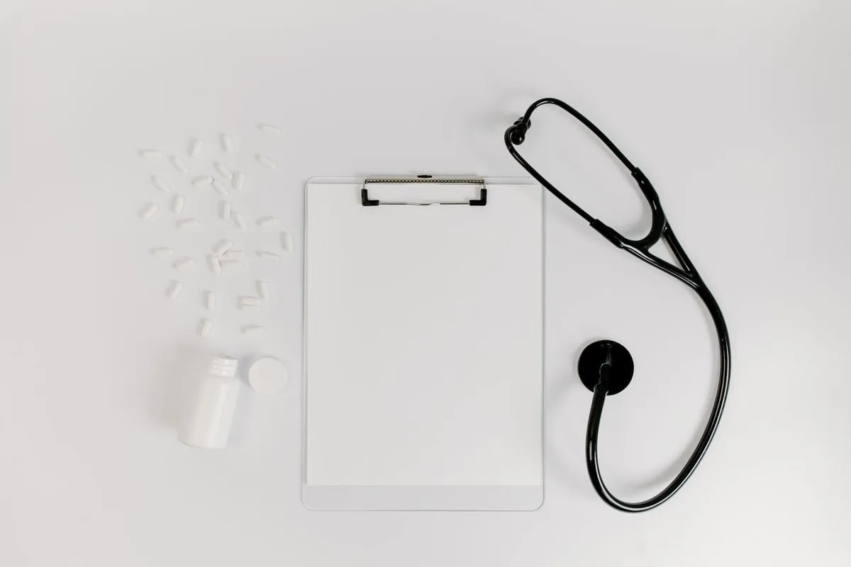Médico radiologista analisando exame de imagem em tela de computador no hospital