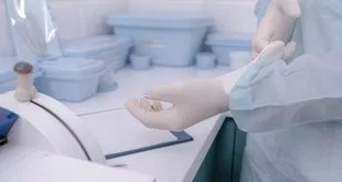 médica obstetra atendendo gestante em consultório