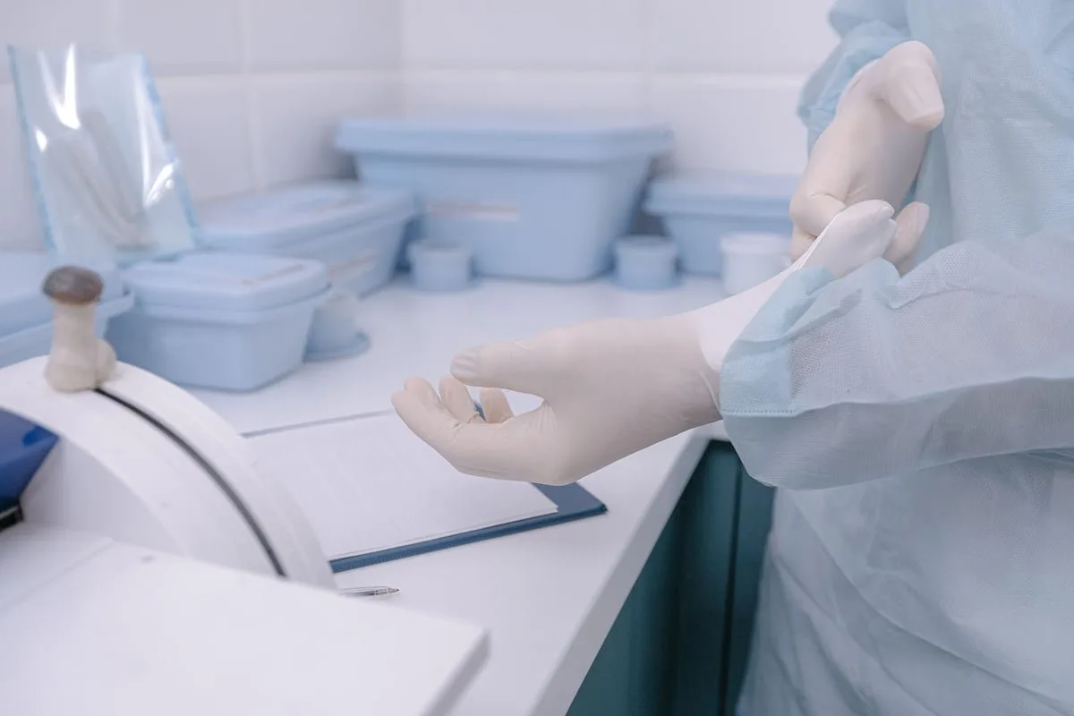 médica obstetra atendendo gestante em consultório