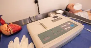 Profissional de saúde analisando amostra de sangue em laboratório