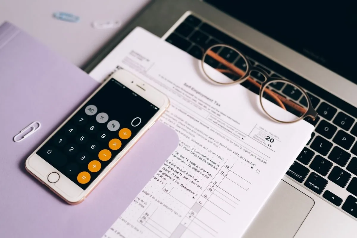 Balcão de loja com nota fiscal e calculadora sobre o balcão de atendimento