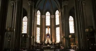 Imagem de altar decorado com flores em celebração mariana católica