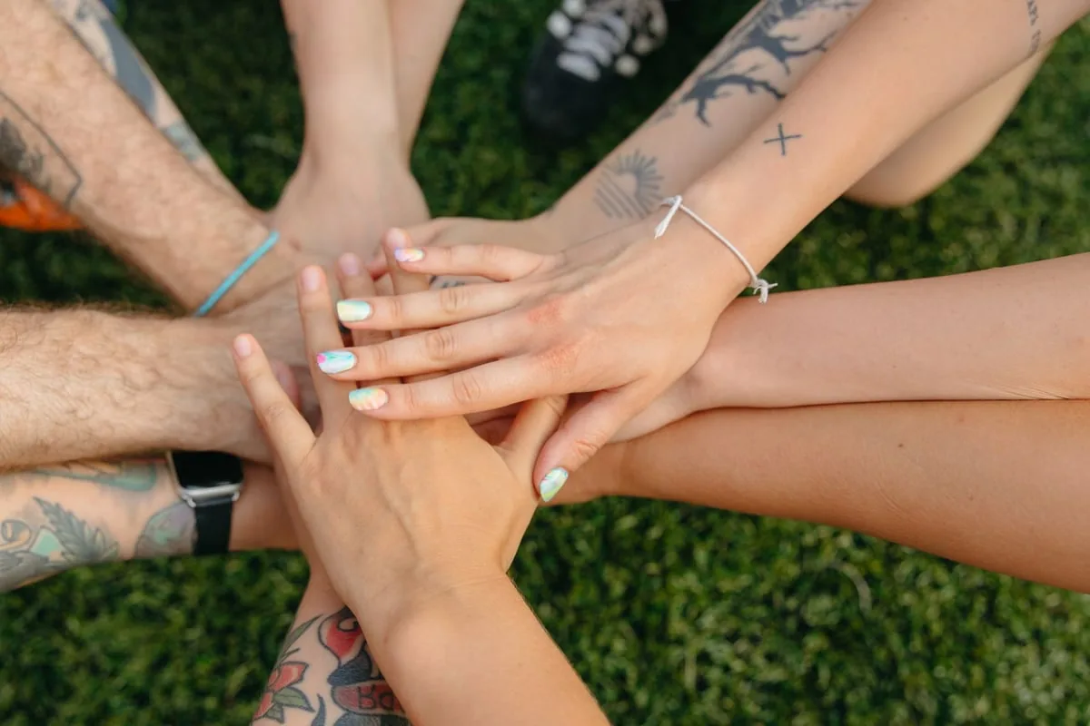 Grupo de mulheres em ato público de protesto contra a violência de gênero, com cartazes nas mãos