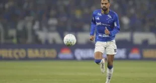 Jogador em uniforme azul e branco disputa a bola durante rodada do Brasileirão