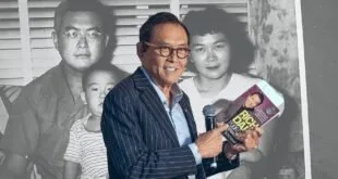 Homem de óculos e terno listrado segura livro e microfone, ilustração sobre Robert Kiyosaki em dívida