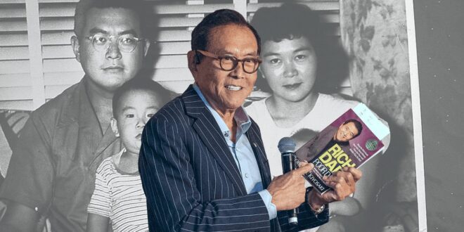 Homem de óculos e terno listrado segura um livro e microfone em frente a uma fotografia em preto e branco de uma família