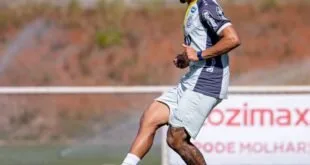 Jogador em uniforme azul e branco chutando bola, retorna ao campo do Mirassol