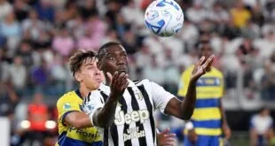 Dois jogadores disputam a bola em partida da Juventus contra Parma, com torcida ao fundo