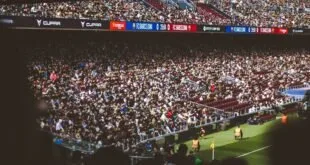 Multidão no estádio assistindo Atlético de Madrid em partida de futebol