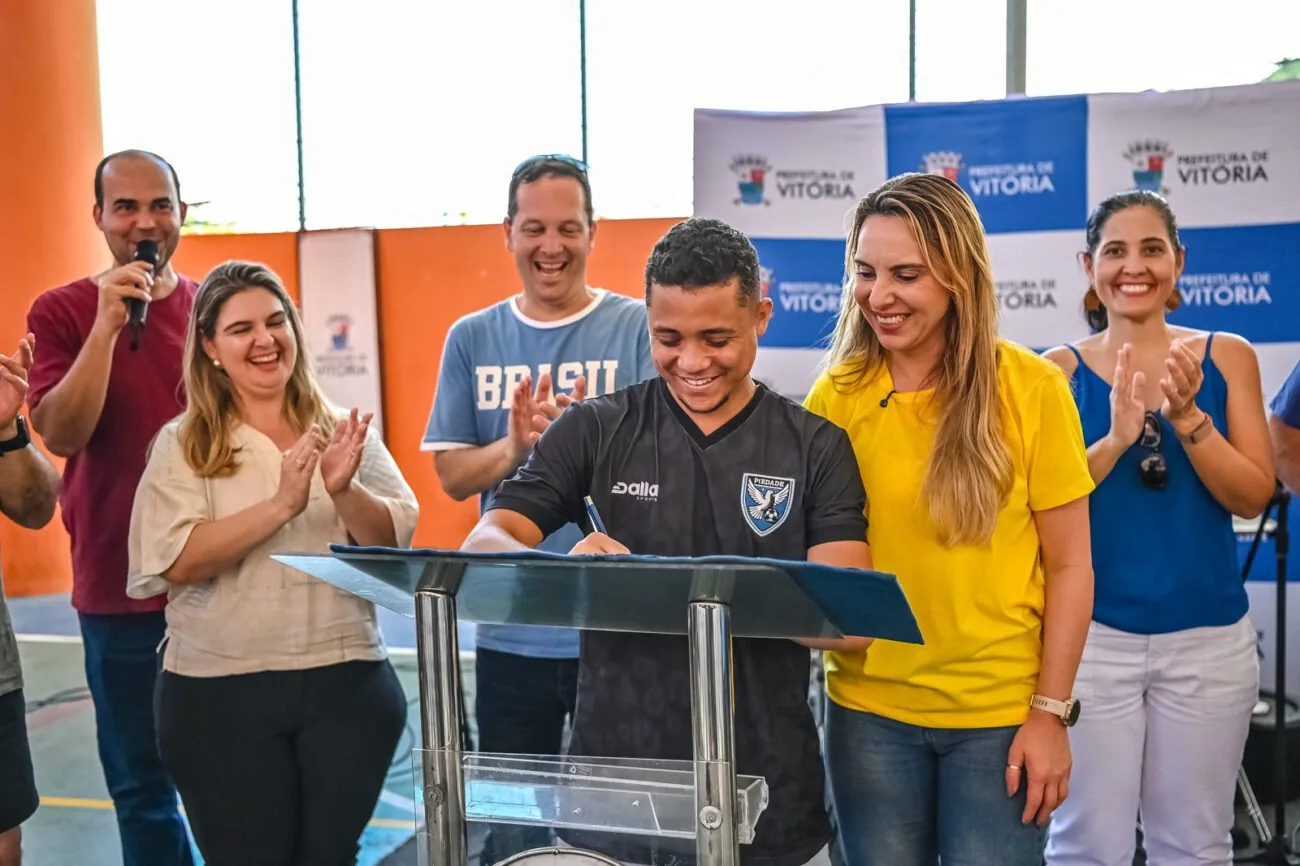 Prefeitura de Vitória autoriza campo sintético no bairro Piedade