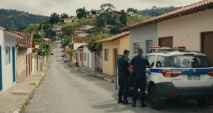 Policiais em viatura durante prisão em Afonso Cláudio em rua de casarões coloridos
