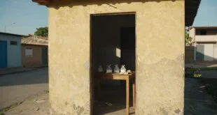 Capela amarela com porta escura aberta, prisão por tráfico em Itapemirim, mesa de madeira