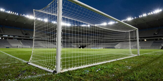 Rede do gol no Couto Pereira sob os refletores, palco de Mirassol e Coritiba