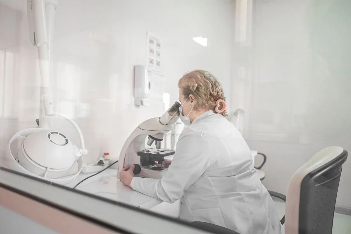 Tubo de ensaio de laboratório com amostra de sangue sobre bancada de exame clínico