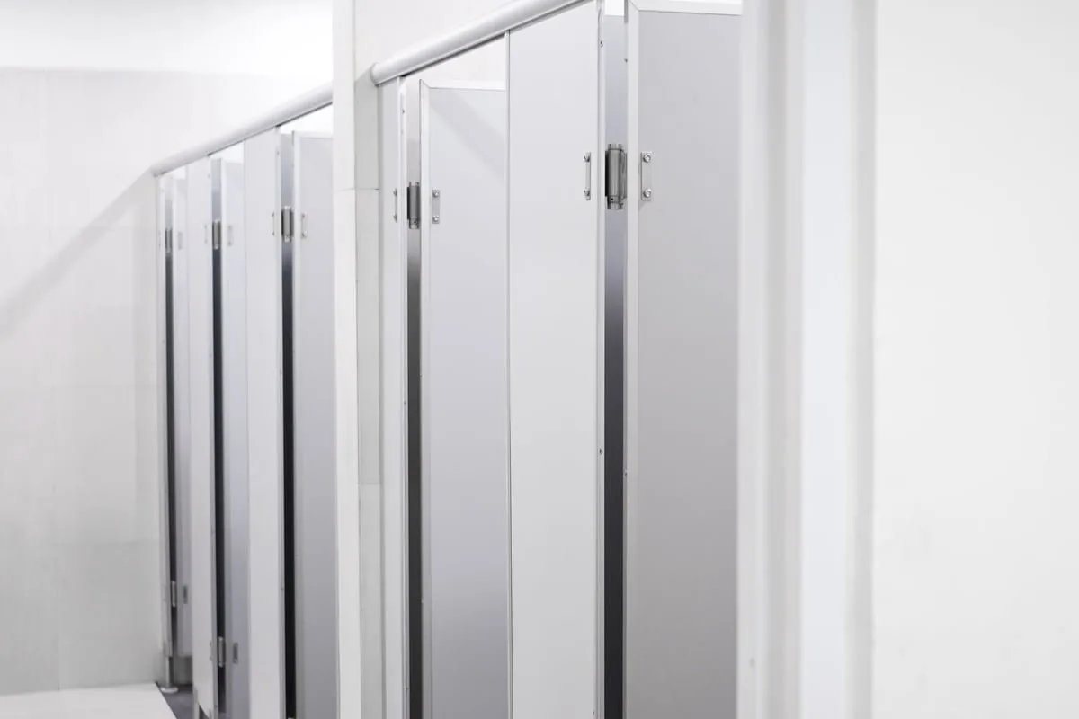 banheiro público simples com porta entreaberta