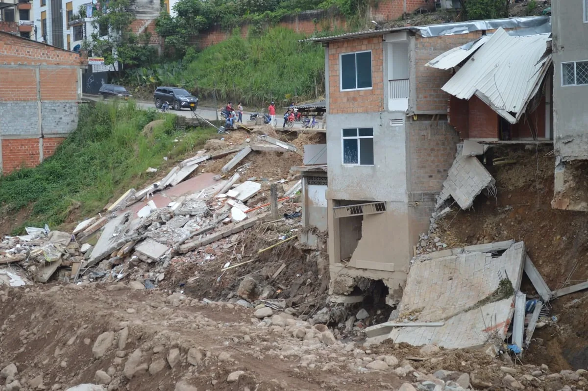 Encosta de morro com casas após deslizamento de terra